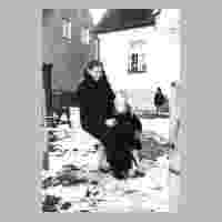 111-3400 Wehlau, Am Wasserwerk 2 a. Anna Dietrich mit ihrer Enkelin Ursula Theophil.jpg